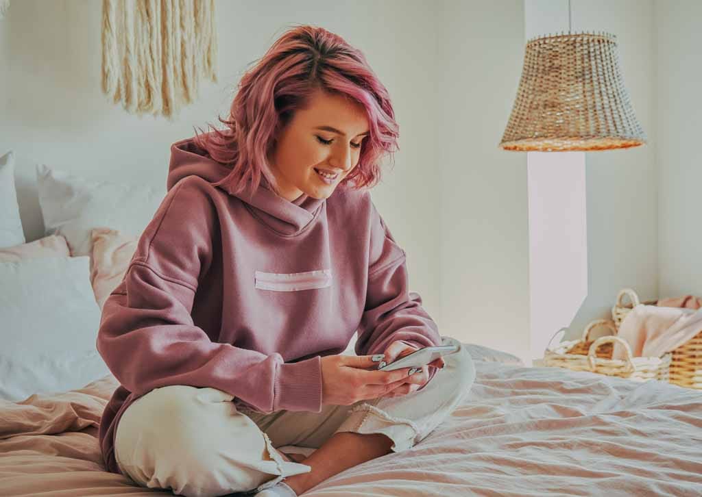 ADD Zelftest Psylicht, girl on bed with her phone testing for add