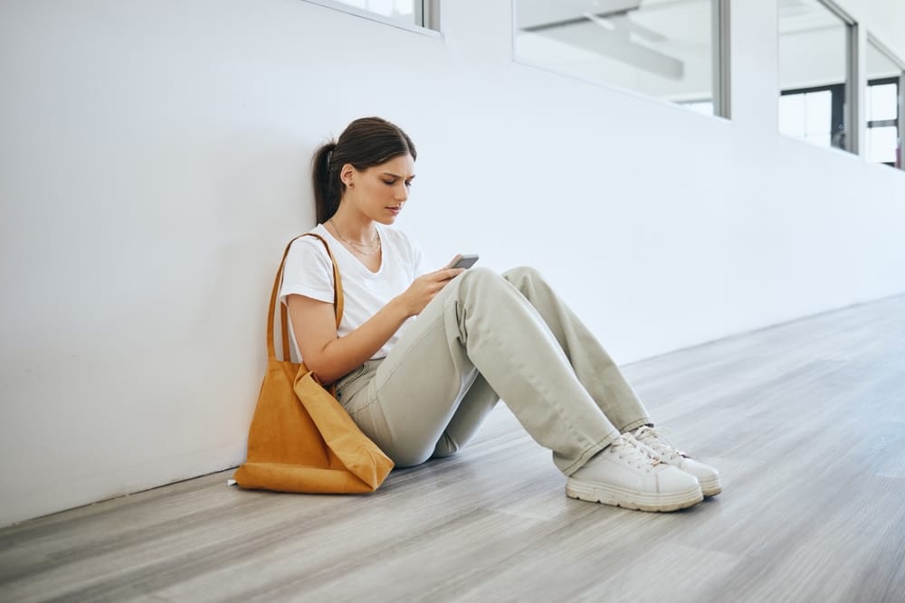 Sad,University,Woman,,Student,Alone,On,The,Floor,In,The sociale angst vs introversie