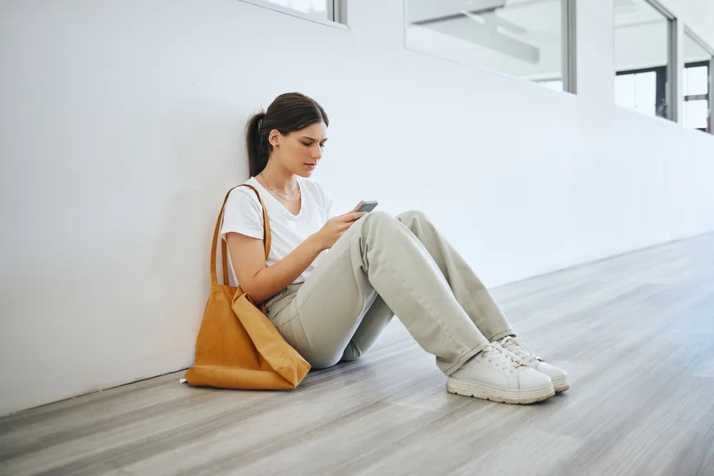 Sad,University,Woman,,Student,Alone,On,The,Floor,In,The sociale angst vs introversie